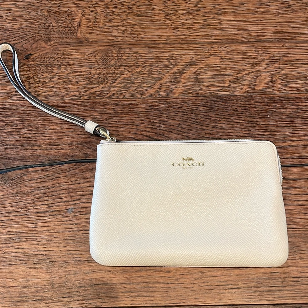 NWT Coach corner, zip wristlet